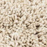 Poef Celeste Beige van MUST Living in een sfeervolle interieuropstelling