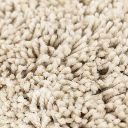 Poef Celeste Beige van MUST Living in een sfeervolle interieuropstelling