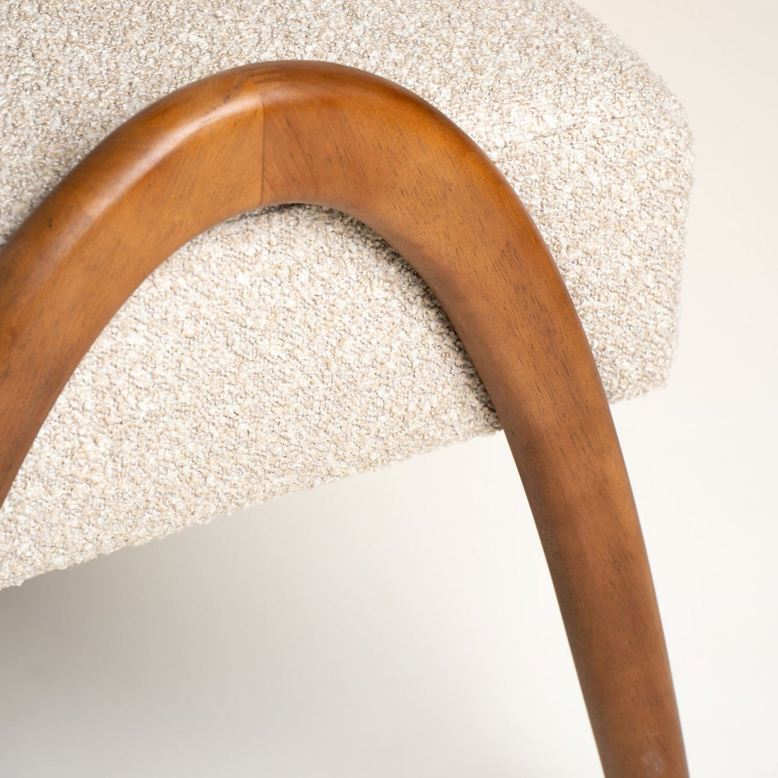 Poef Maurice Voetenbank Beige van Pomax, detailfoto van de polyester bekleding en de afwerking