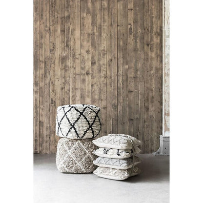 Beige poef Princess van MUST Living gestyled in een lichte woonkamer naast een fauteuil