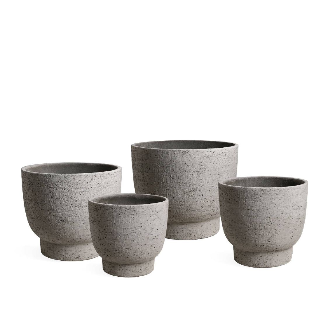 Pride Grey GRC Pot Round On Foot Set Of 4 van PTMD, set van vier grijze ronde potten op voet op witte achtergrond