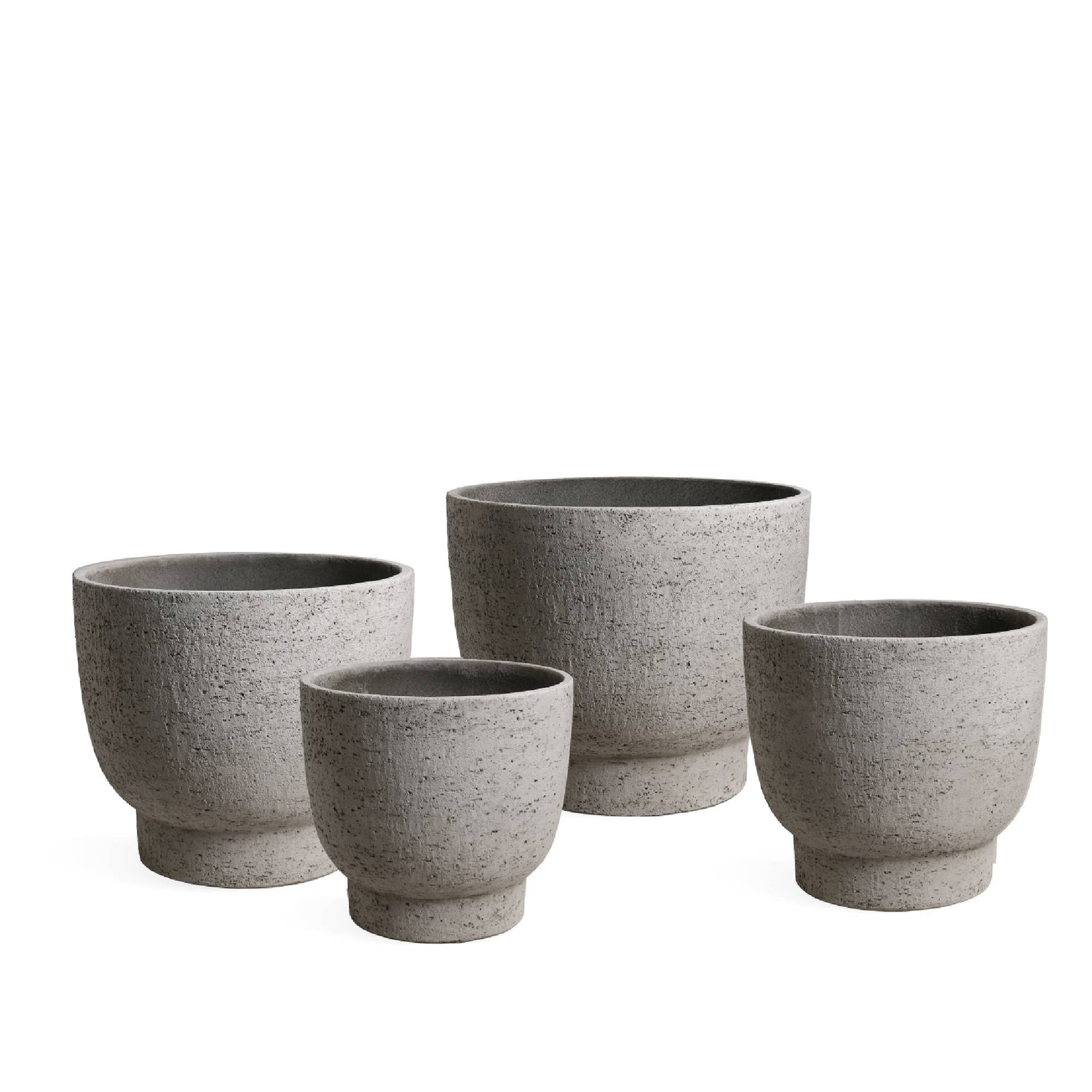 Pride Grey GRC Pot Round On Foot Set Of 4 van PTMD, set van vier grijze ronde potten op voet op witte achtergrond