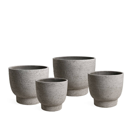 Pride Grey GRC Pot Round On Foot Set Of 4 van PTMD, set van vier grijze ronde potten op voet op witte achtergrond