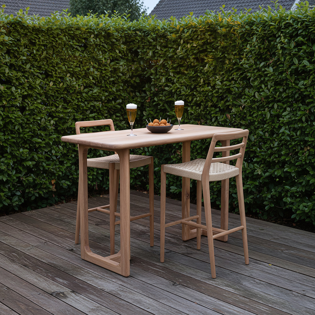 Primavera Teakhouten Bartafel 160cm van Raw Materials, zijaanzicht met stevig houten onderstel
