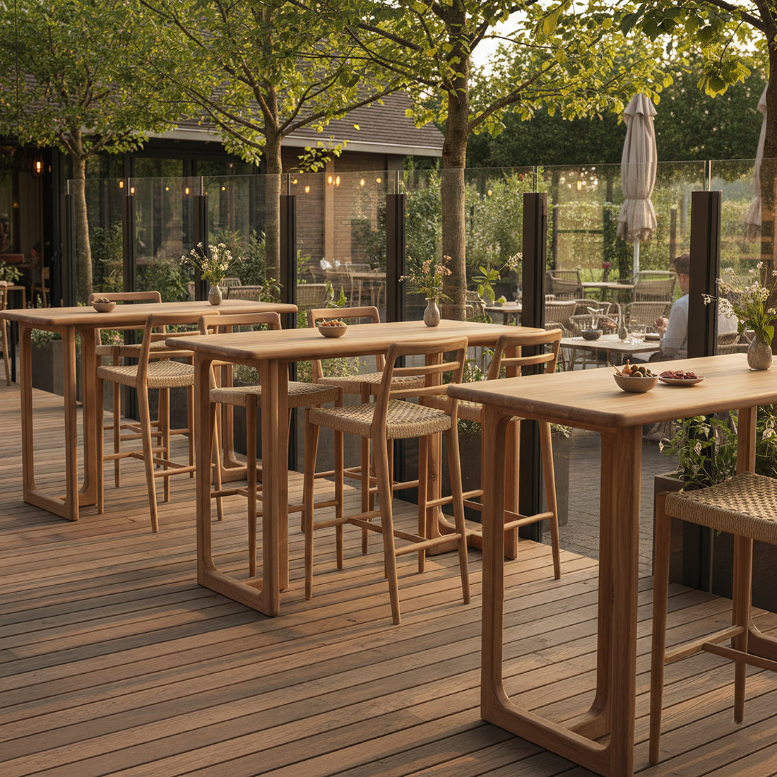 Primavera Teakhouten Bartafel 160cm van Raw Materials, schuin aanzicht van de robuuste bartafel
