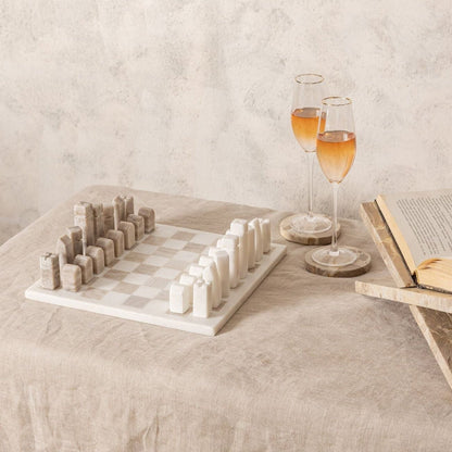 Prish Schaakspel van PTMD, marmeren schaakspel gestyled op tafel in een interieur