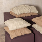 Rama Plaid Wol Handgebreid Taupe van PTMD, handgebreide taupe wollen plaid, tweede sfeerbeeld in een interieur