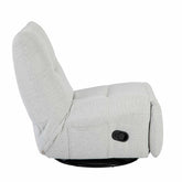 Relaxfauteuil Lazy van Starfurn in een lichte woonkamer naast een houten bijzettafel