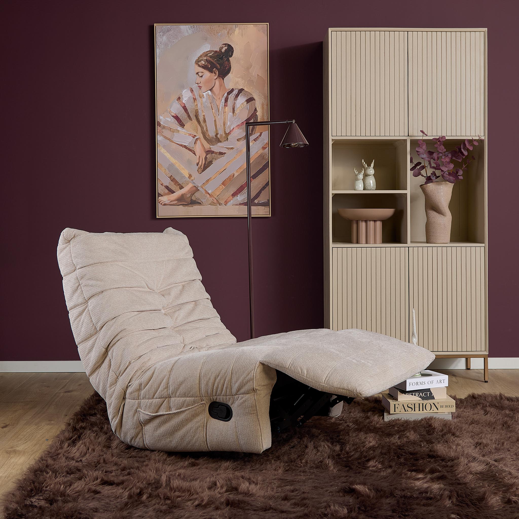 Relaxfauteuil Zen van Starfurn in beige stof, zijaanzicht met de rugleuning gekanteld