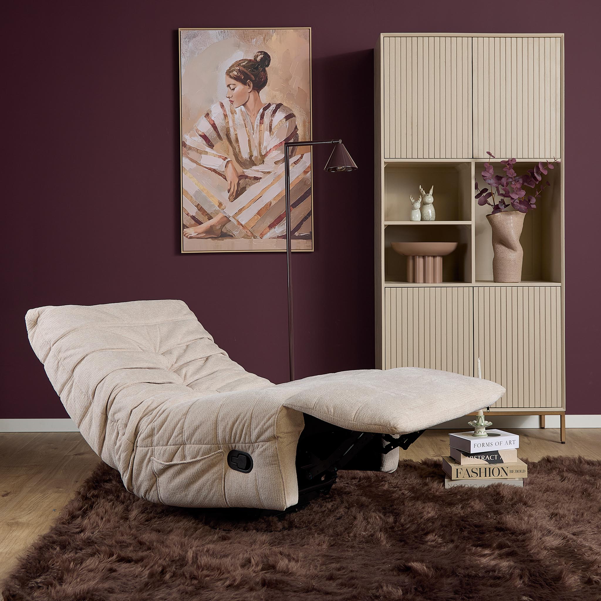 Relaxfauteuil Zen van Starfurn in beige, detail van de armleuning met plooien
