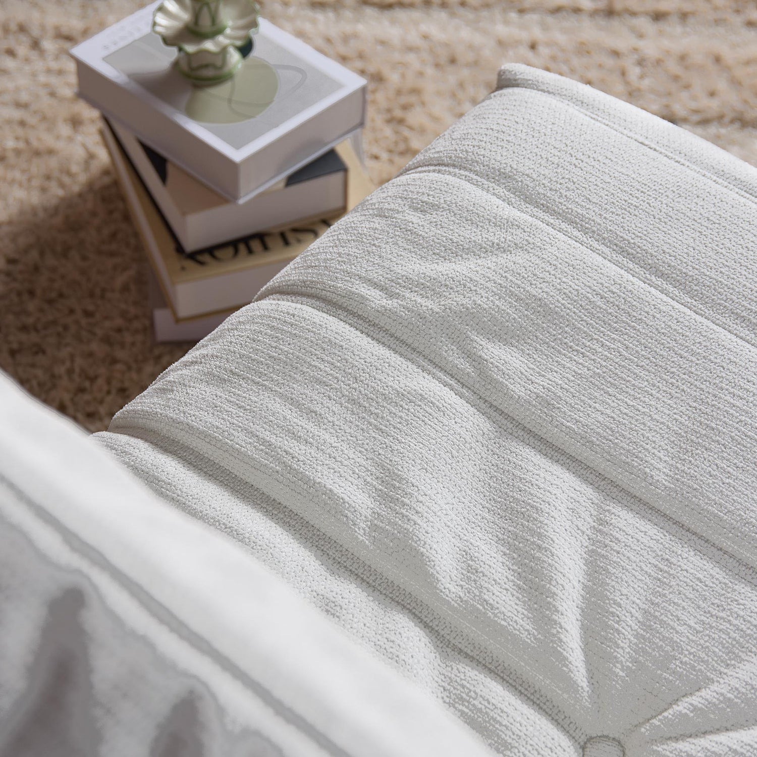 Relaxfauteuil Zen van Starfurn in naturel, detail van de armleuning met plooien