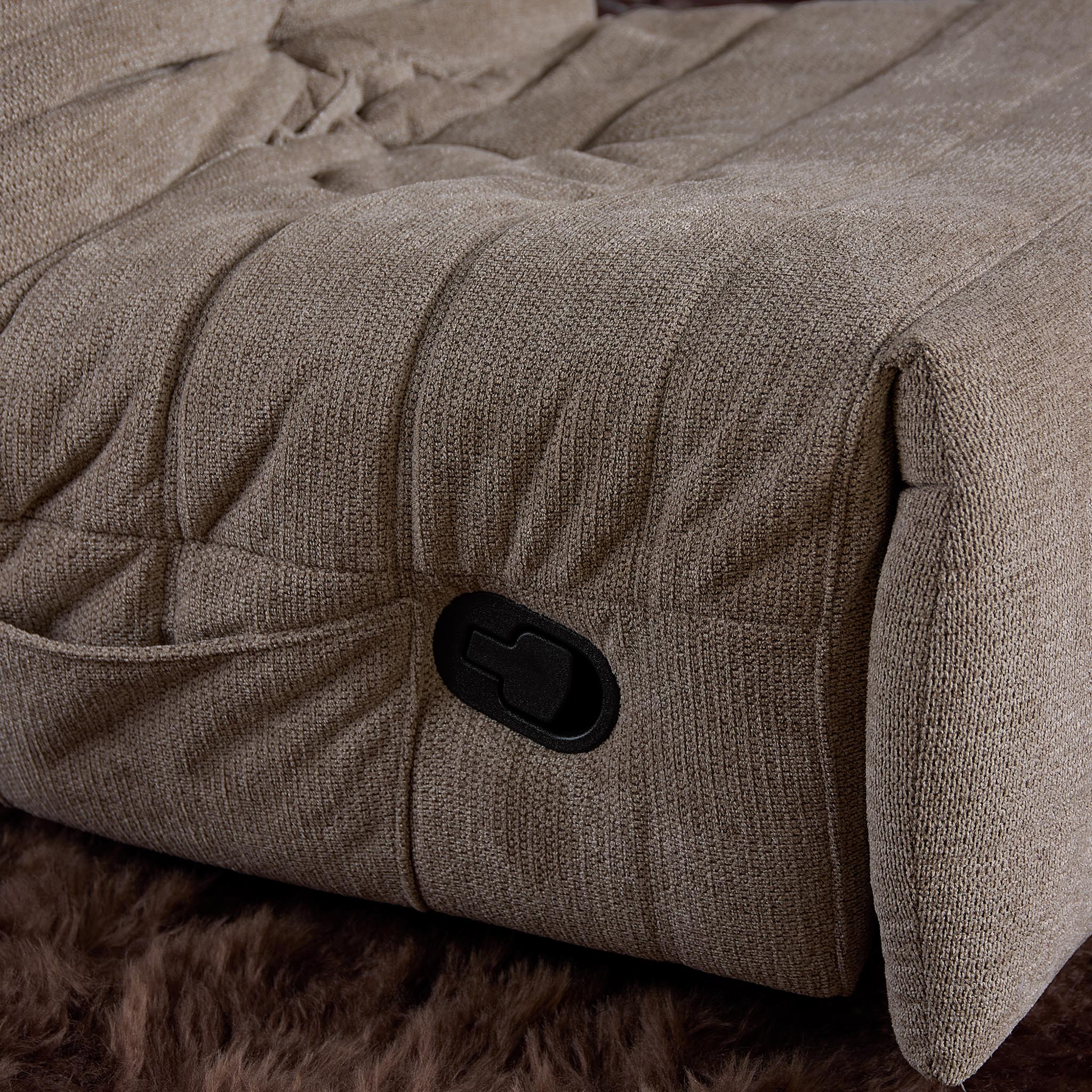 Relaxfauteuil Zen van Starfurn in taupe, detail van de armleuning met plooien