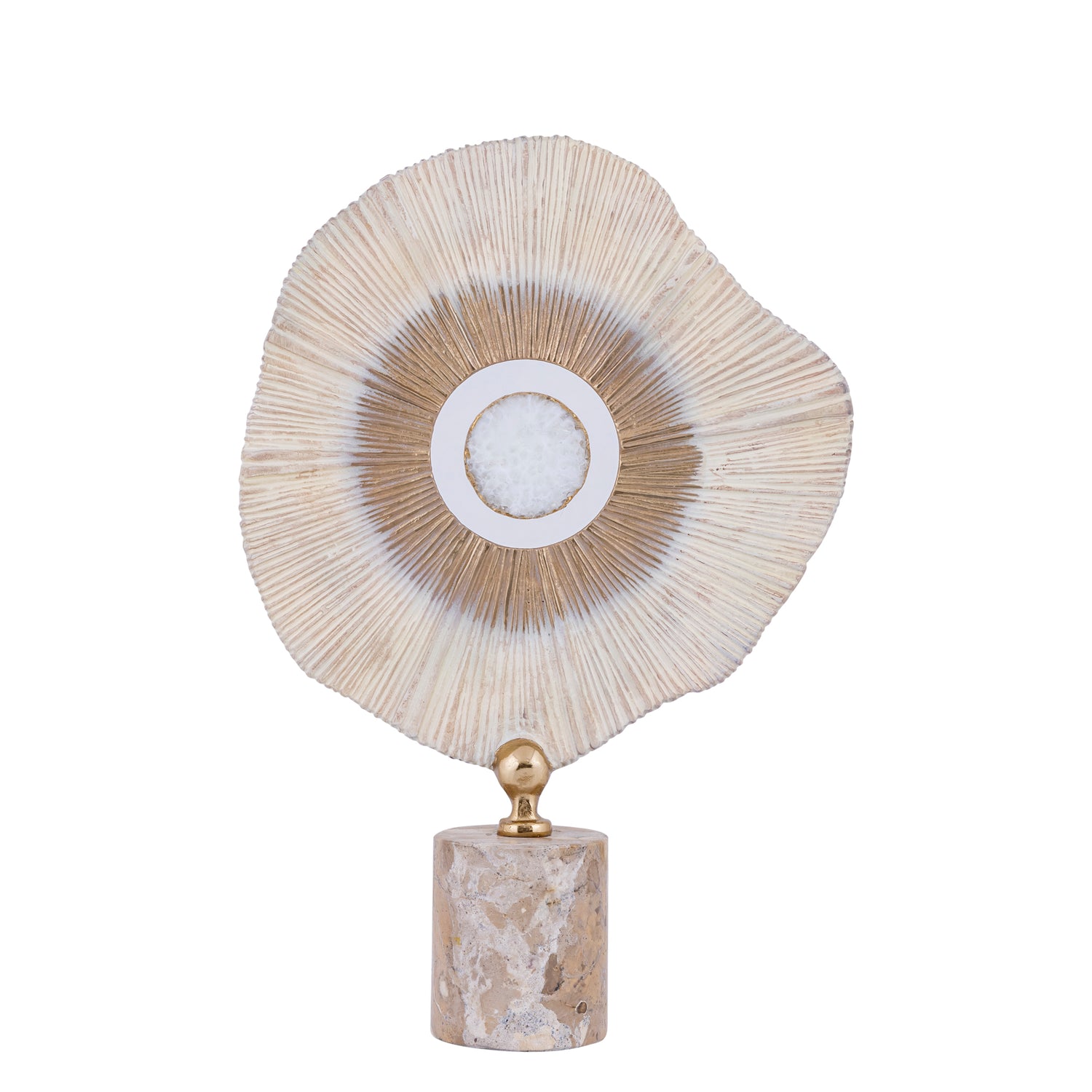Rella Beige Casted Alu Statue L van PTMD, beige koraalschijf met gouden hart en witte steen op ronde marmeren voet
