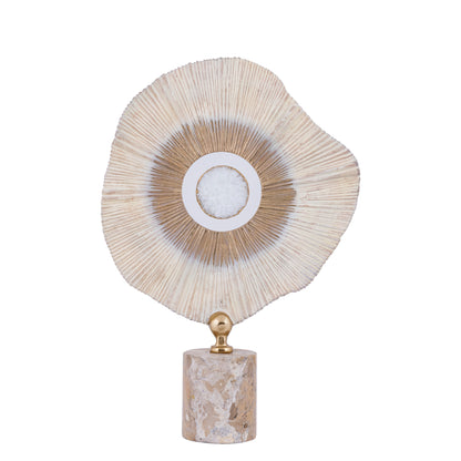 Rella Beige Casted Alu Statue L van PTMD, beige koraalschijf met gouden hart en witte steen op ronde marmeren voet