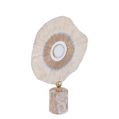 Rella Beige Casted Alu Statue L van PTMD schuin van opzij, geribbelde aluminium schijf met gouden bolletje op marmer
