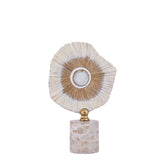 Rella Beige Casted Alu Statue S van PTMD, kleine beige koraalschijf met gouden hart en witte steen op marmeren voet