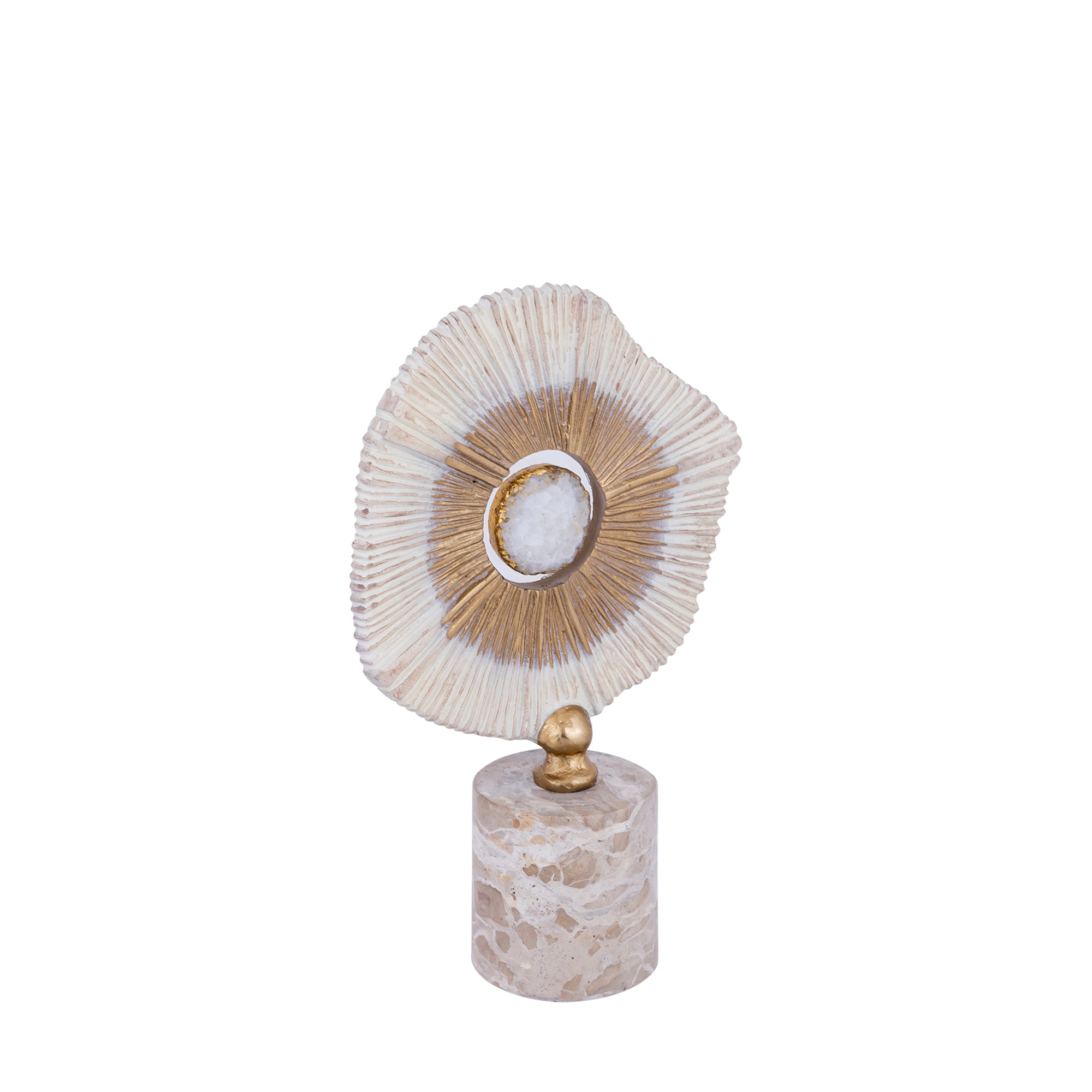 Rella Beige Casted Alu Statue S van PTMD schuin van opzij, geribbelde aluminium schijf met gouden bolletje op marmer