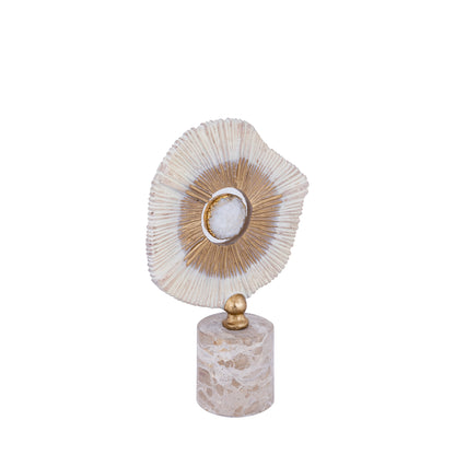 Rella Beige Casted Alu Statue S van PTMD schuin van opzij, geribbelde aluminium schijf met gouden bolletje op marmer