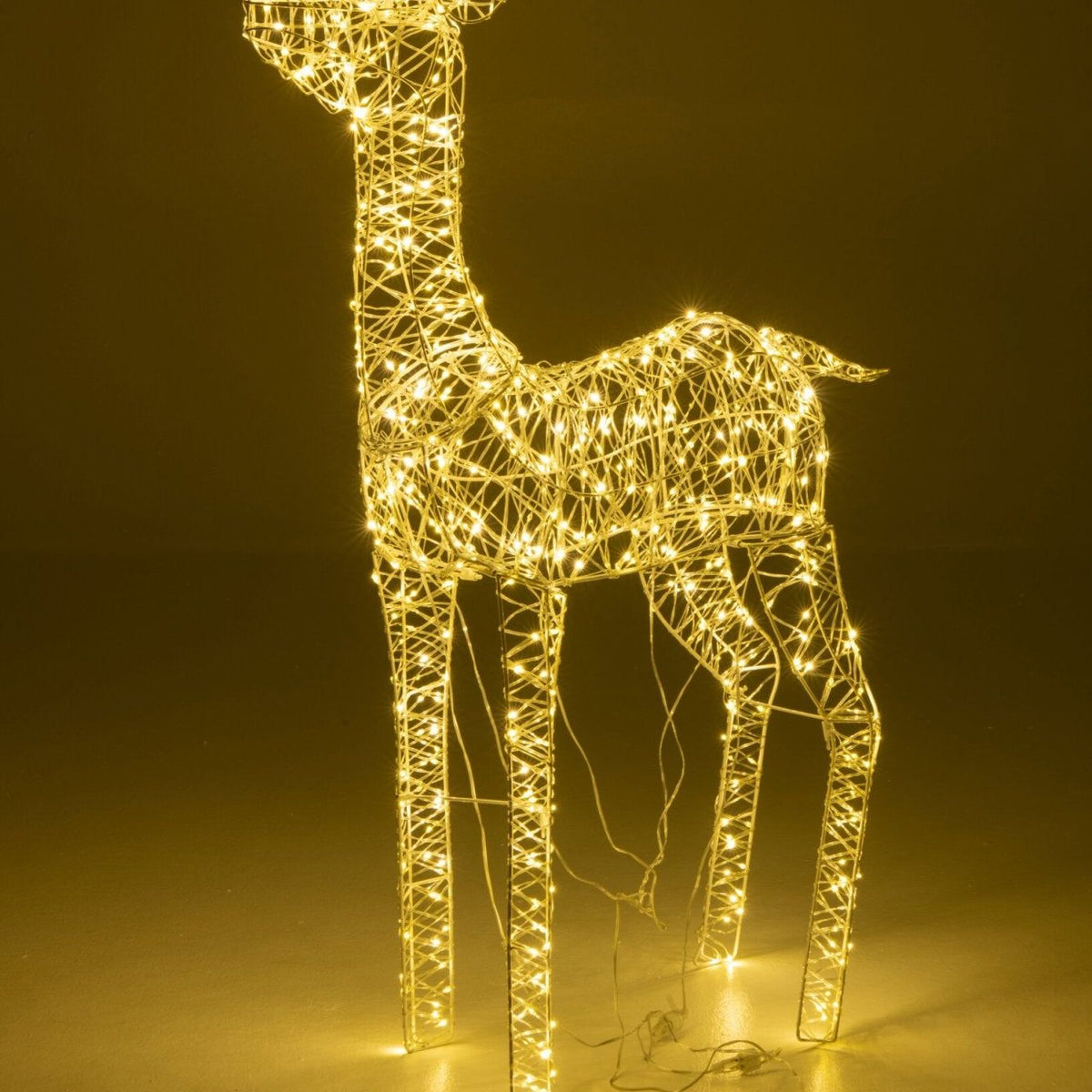 Verlicht wit rendier van J-Line in een donkere kamer, zachte led-gloed door het open frame