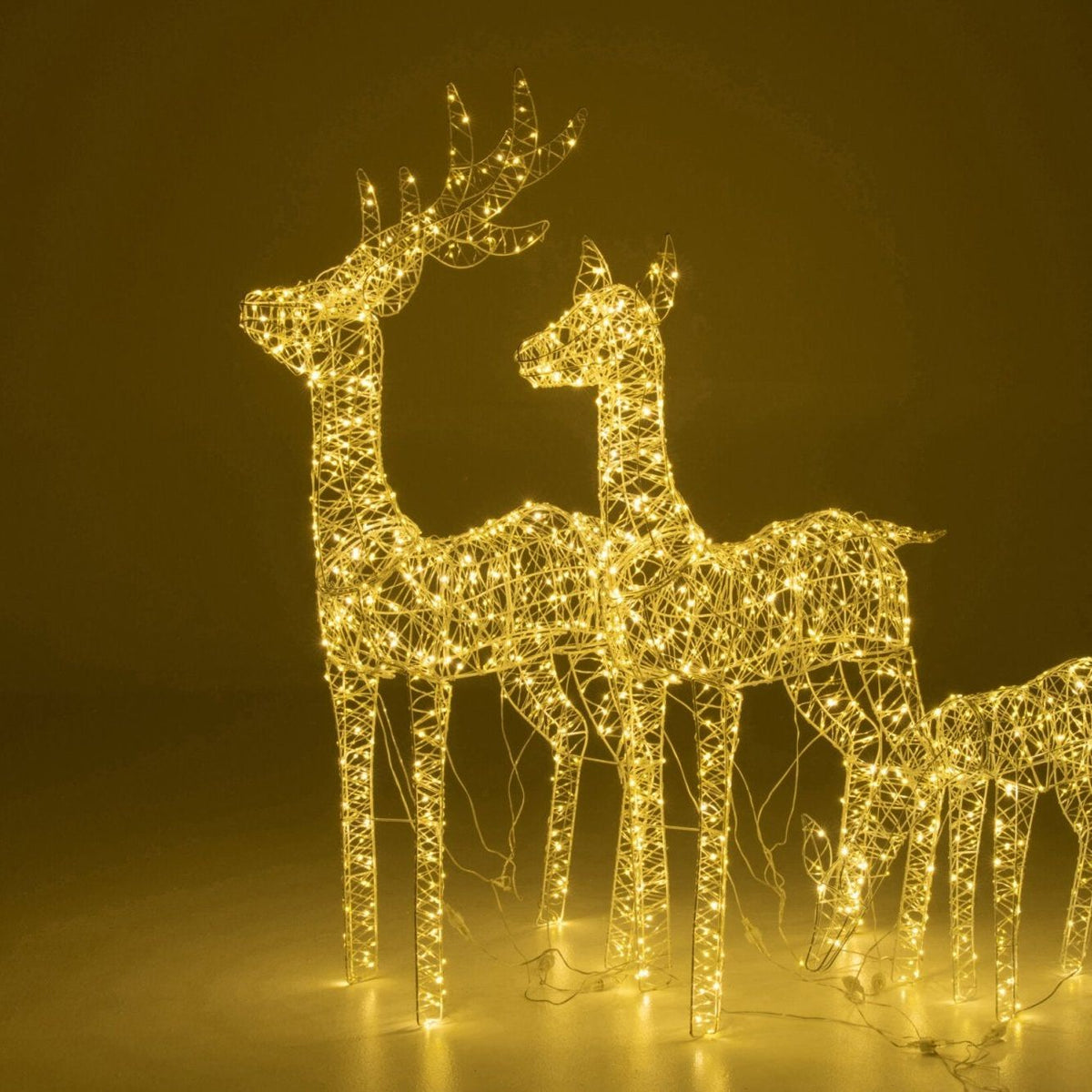 Wit rendier van J-Line gestyled in een feestelijk verlicht interieur