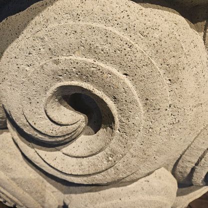 Bloempot Jersiah Grijs Cement Krulreliëf Rond Groot PTMD