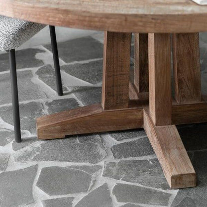 Ronde eettafel Castello teakhout in sfeervolle eetkamer
