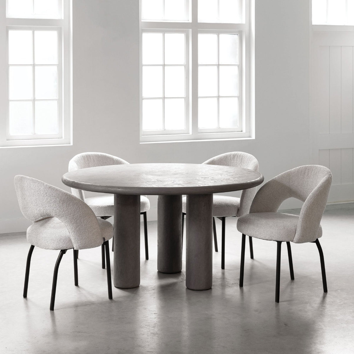 Eettafel Clio Dusk Ø140cm met dikke poten sfeerbeeld