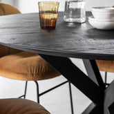Ronde Black Shape eettafel 150cm zwart gebeitst teakhout detail