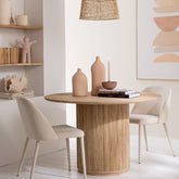 Ronde eettafel Vincent naturel van J-Line in een lichte eetkamer met stoelen en wandkast