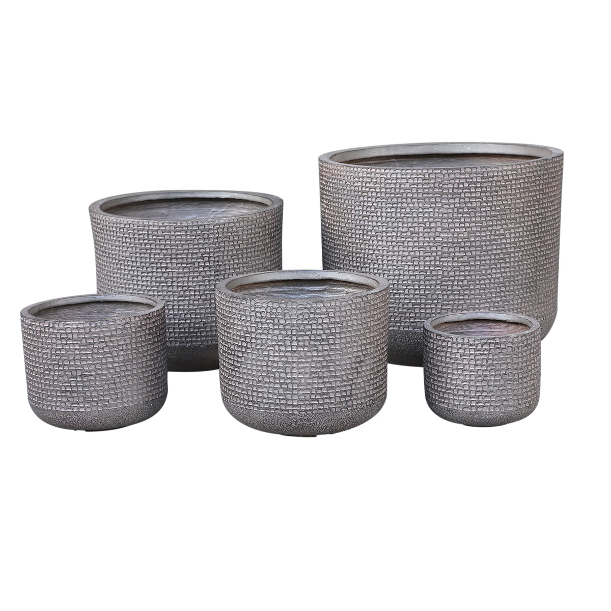 Rylon Brown GRC Pattern Pot Round Low Set Of 5 van PTMD, set van vijf bruine ronde potten met patroon op witte achtergrond