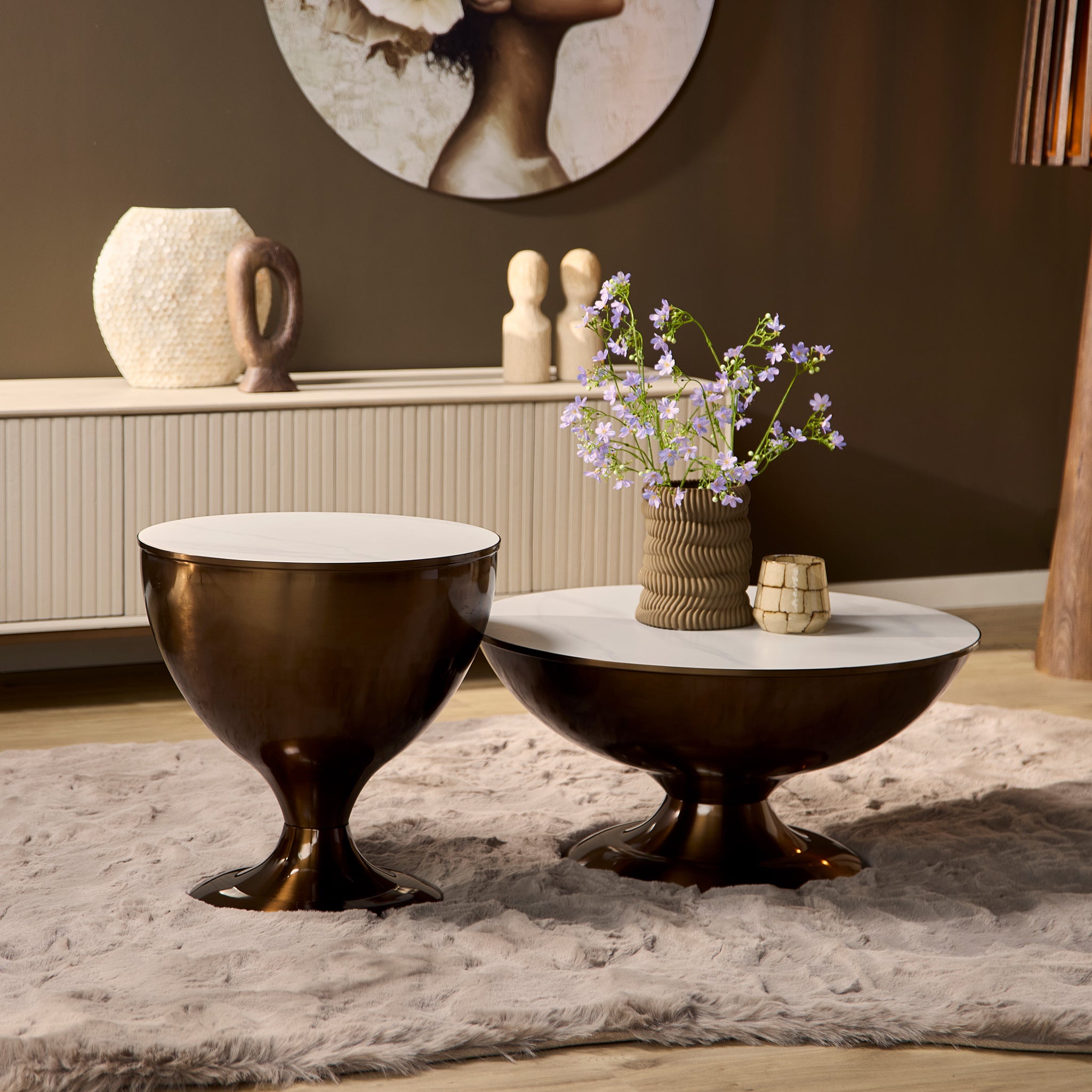 Salontafel Ava set van 2 van Starfurn, beide tafels met marmeren blad en gouden onderstel