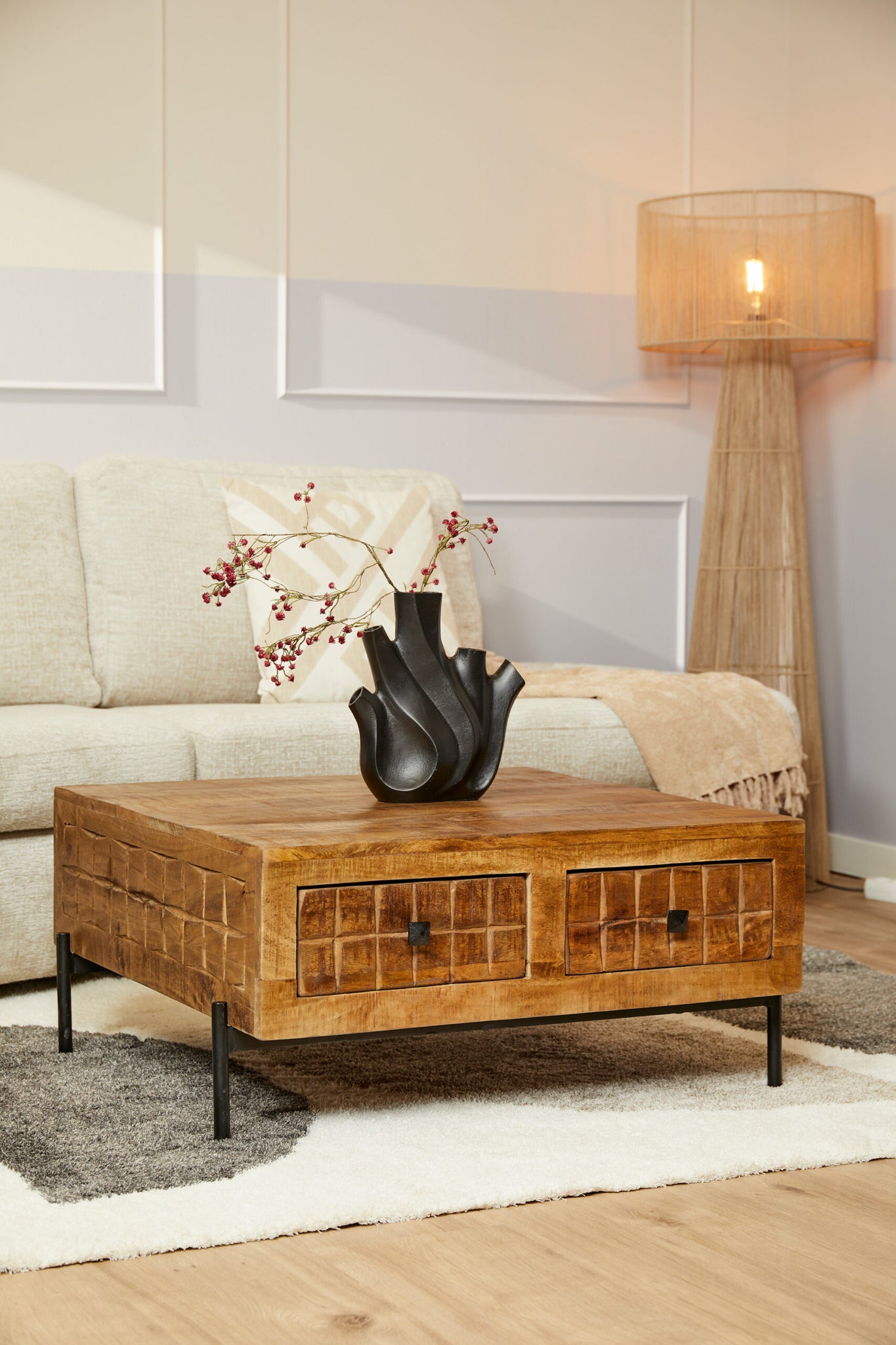 Salontafel Brandy van Starfurn in een woonkamer, vierkant mangohouten blad met blokkenpatroon