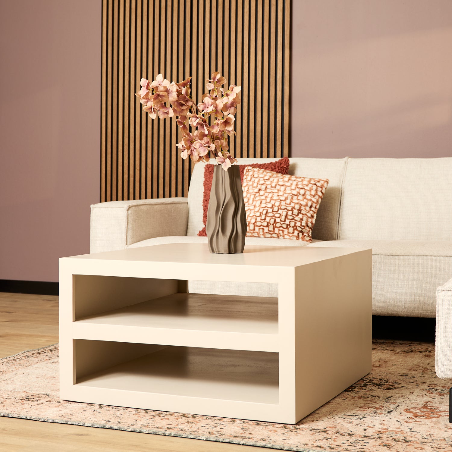 Salontafel Brussel Zand 80cm van Starfurn, vierkant blad van mangohout met twee open vakken