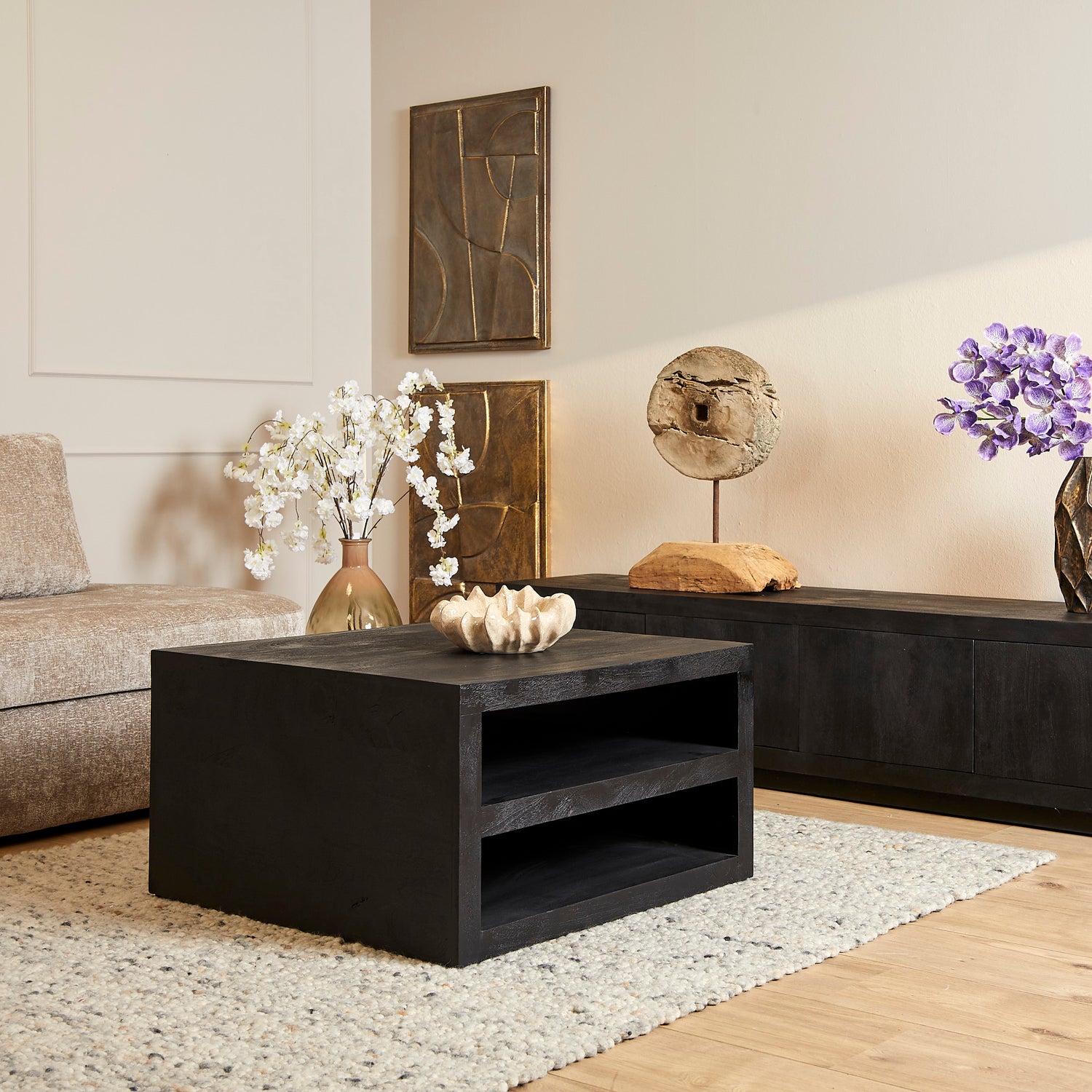 Salontafel Brussel Zwart 80cm van Starfurn, vierkant blad van mangohout met twee open vakken
