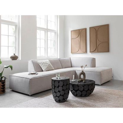Salontafel Cone Laag van MUST Living gestyled met boeken en decoratie op het zwarte blad