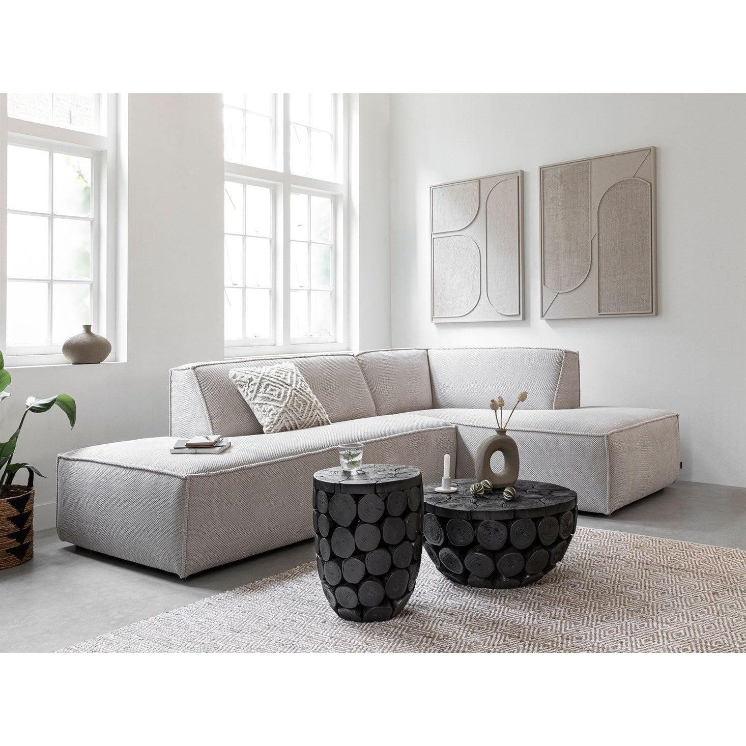 Salontafel Cone Laag van MUST Living in een woonkamer met natuurlijke materialen en planten