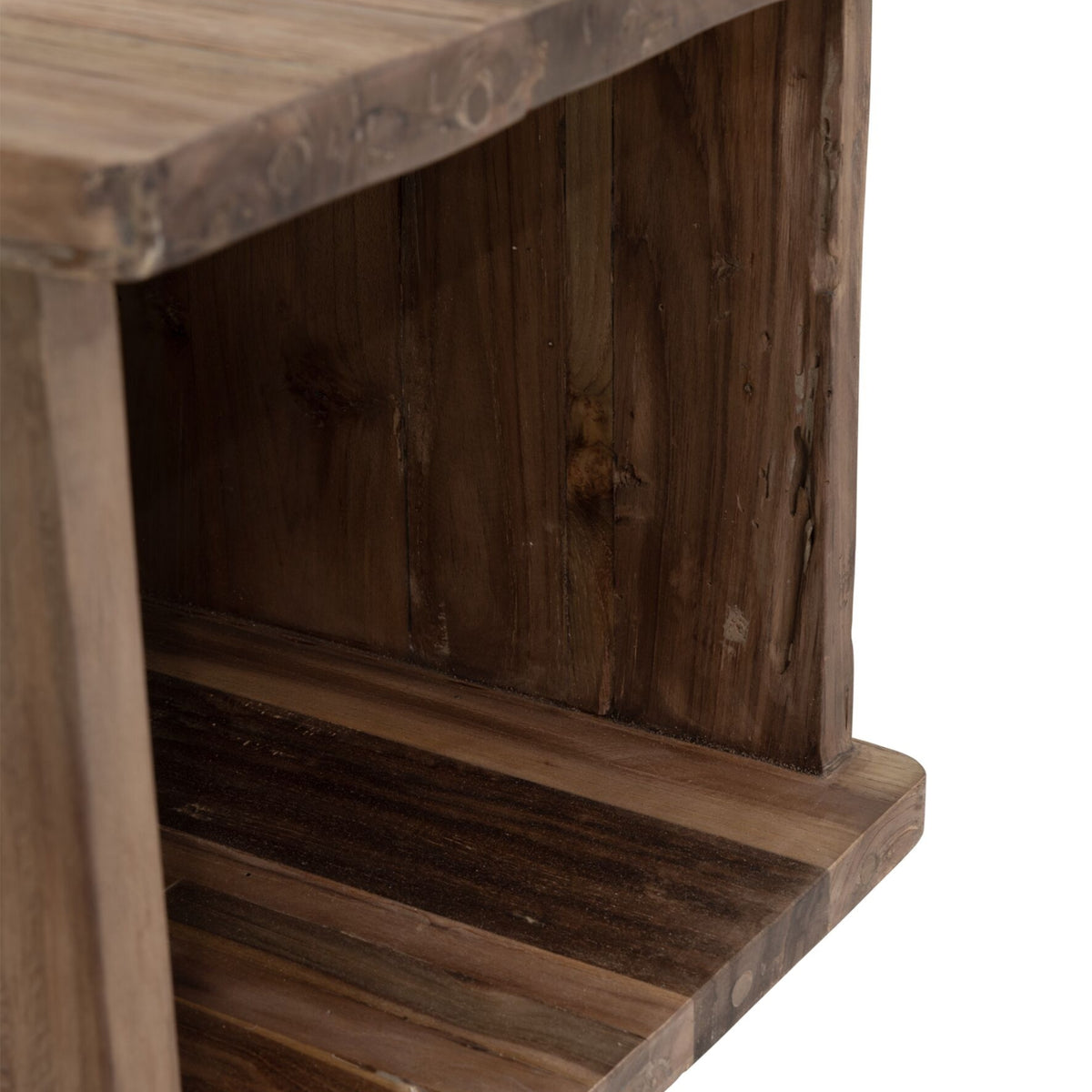 Detail van het extreem rustieke teakhout van de Corso salontafel