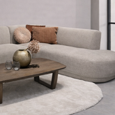 Cortez salontafel voor een beige hoekbank met vaas en droogbloemen erop