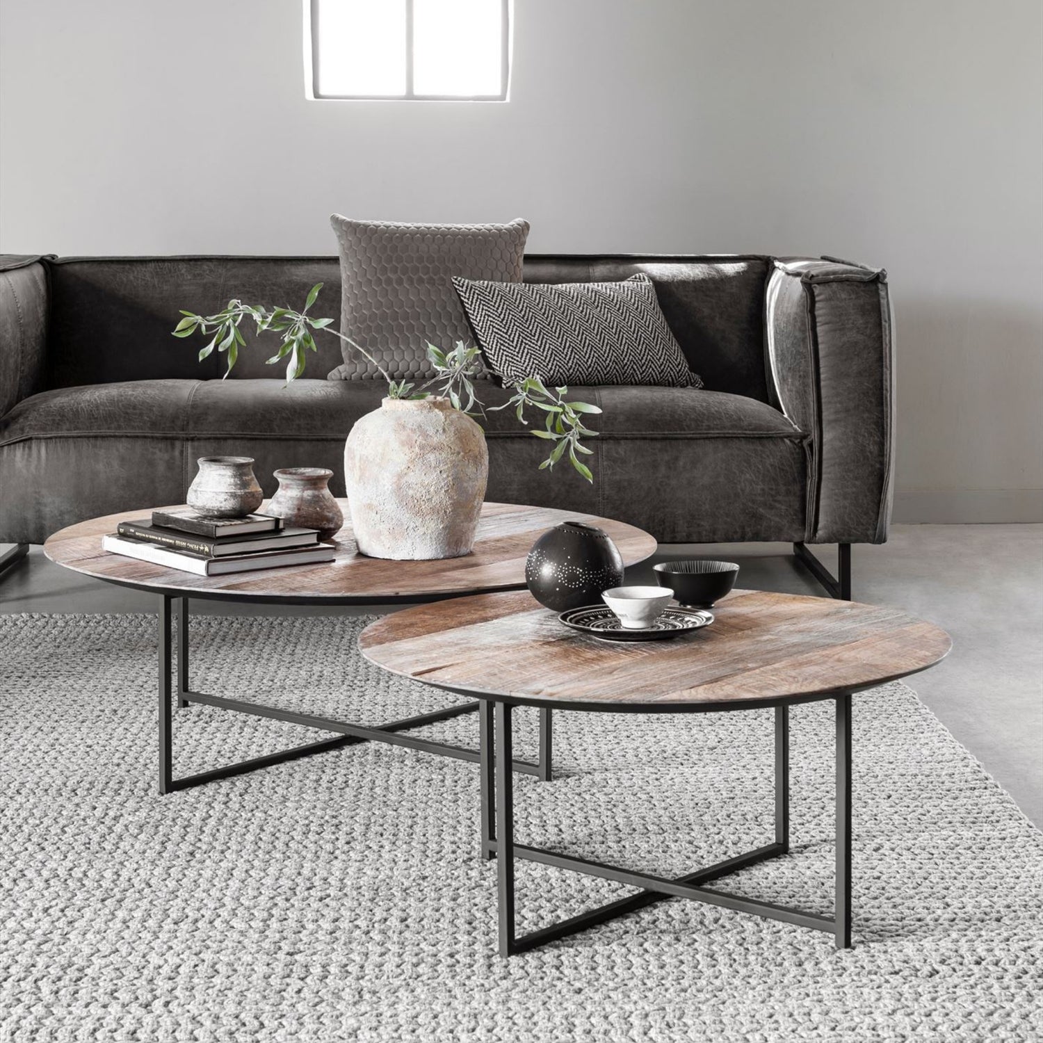 Ronde salontafel Cosmo van DTP Home van bovenaf, naturel teakhouten blad met verjongde rand
