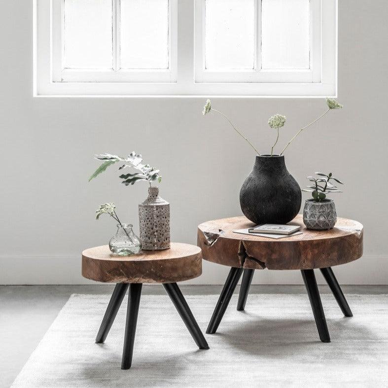 Salontafel Disk Large van MUST Living, ronde tafel van naturel teakhout met dik blad op zwart metalen onderstel