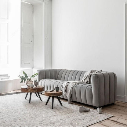Salontafel Disk large van teakhout in een naturel interieur