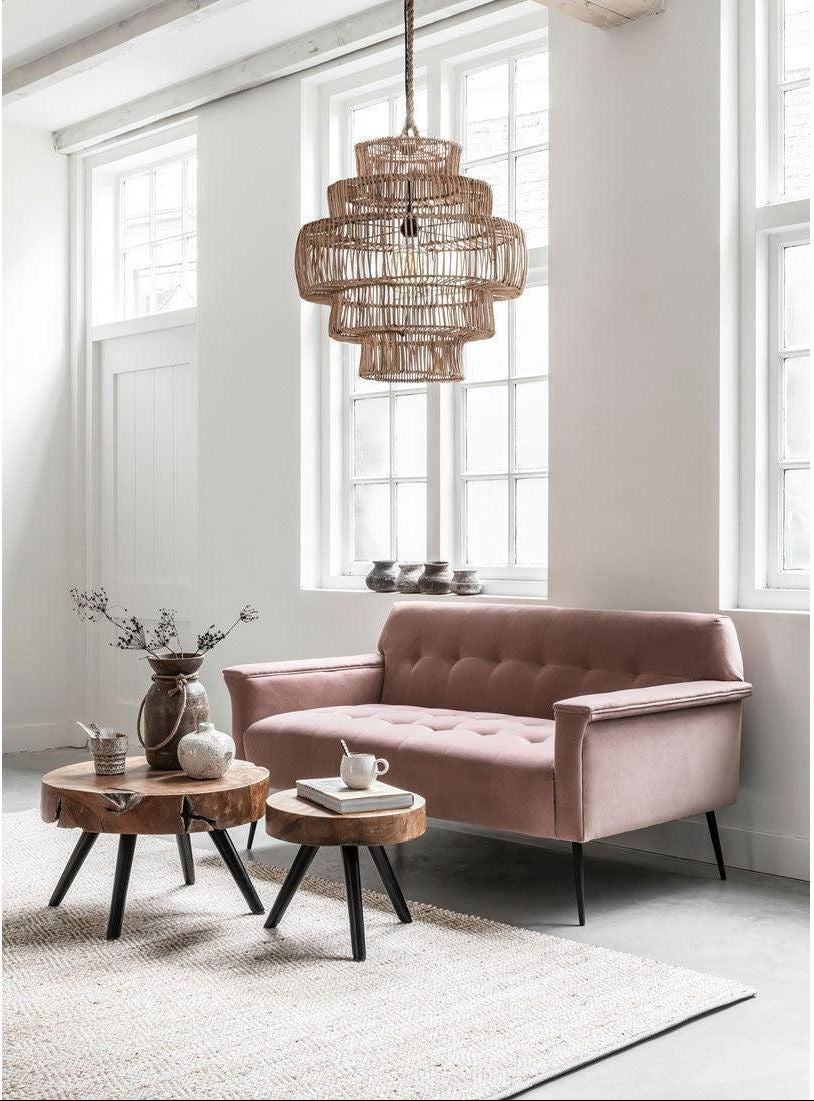 Salontafel Disk Large van MUST Living gestyled met boeken en een kaars in een natuurlijk interieur