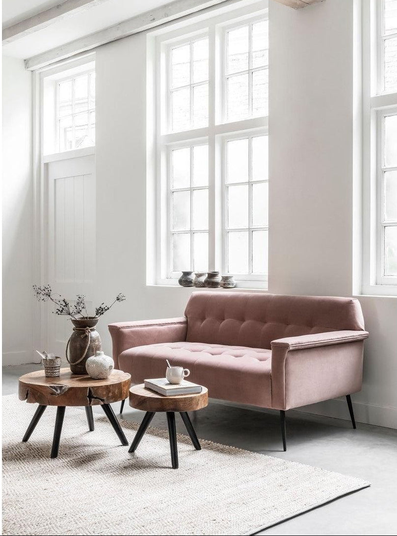 Salontafel Disk Large van MUST Living van opzij gezien, dik teakhouten blad op slank zwart frame