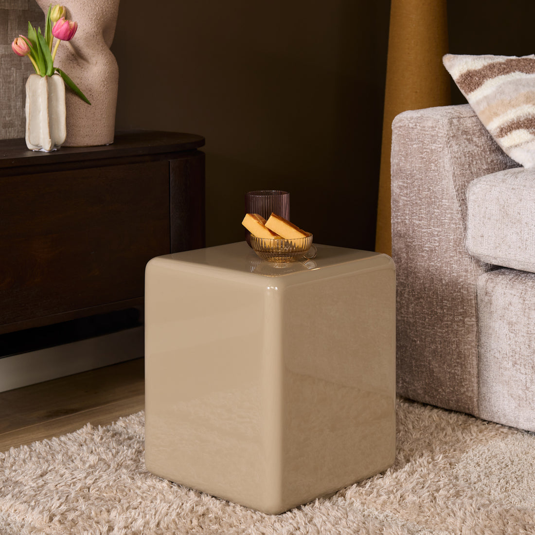 Salontafel Elias Beige 30cm van Starfurn van bovenaf met het vierkante blad in beeld