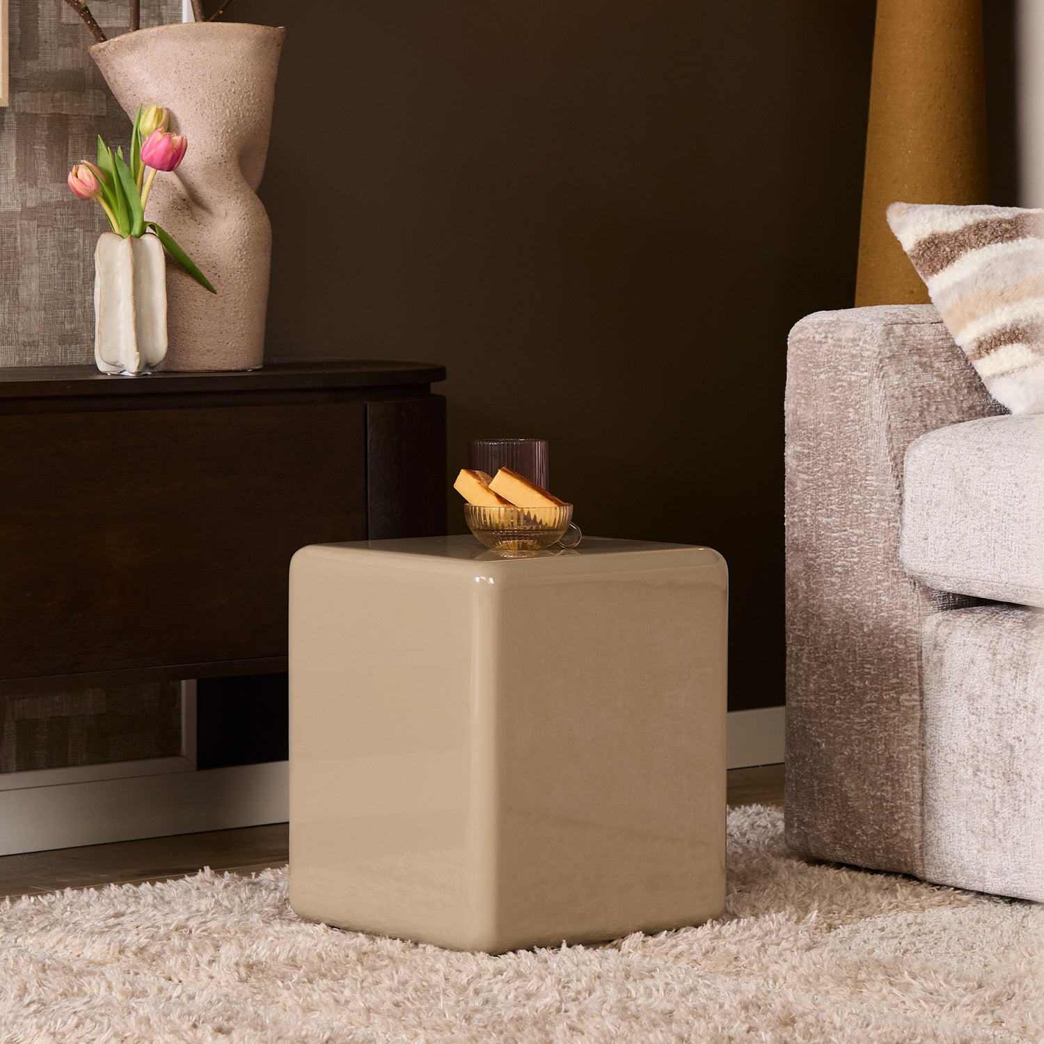Salontafel Elias Beige 30cm van Starfurn van opzij met zicht op de houten poten en de hoogte