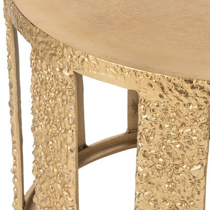 Salontafel Gestreept Aluminium Goud van J-Line, detail van het gehamerde gouden tafelblad en de gestreepte poten