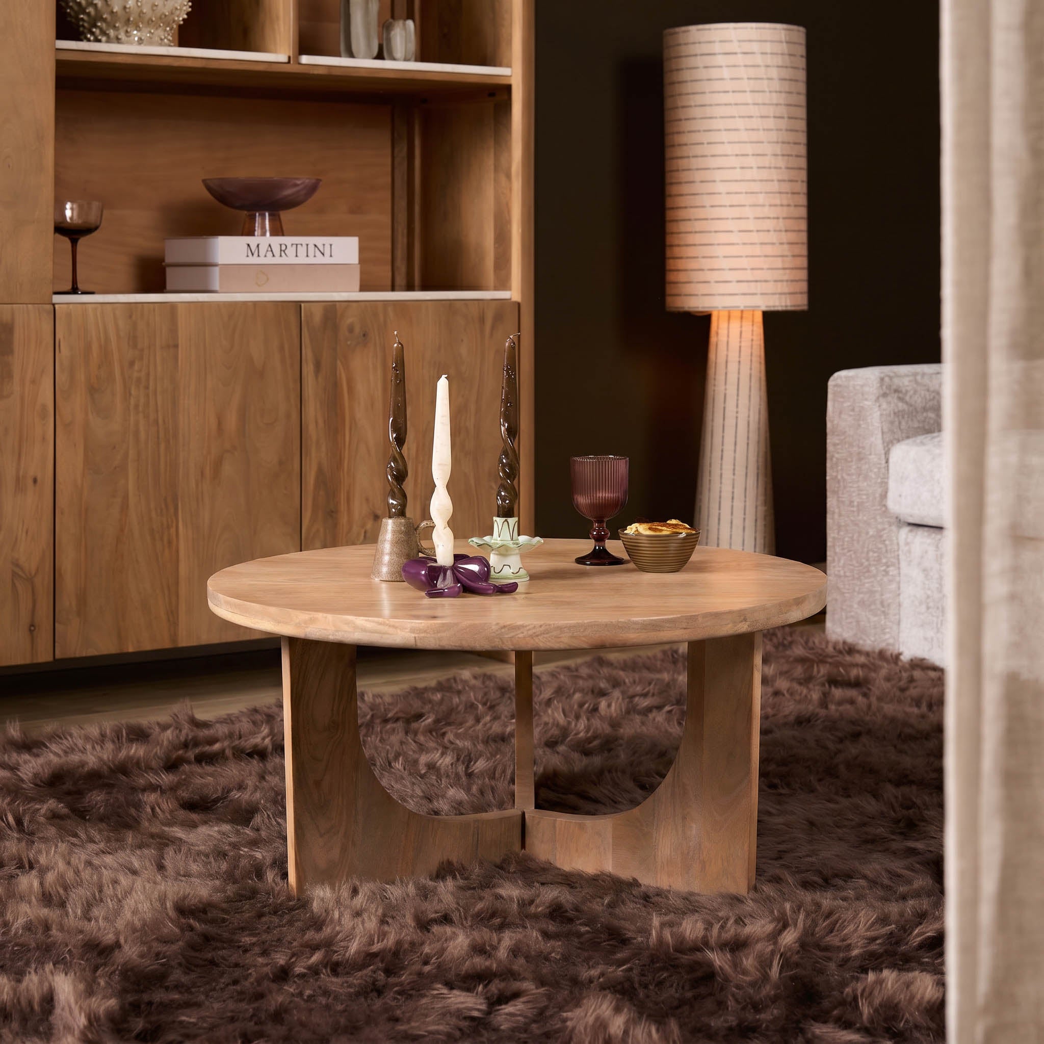 Salontafel Guus Mangohout Naturel 80cm van Starfurn van opzij met het onderstel in beeld