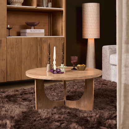 Salontafel Guus Mangohout Naturel 80cm van Starfurn van opzij met het onderstel in beeld