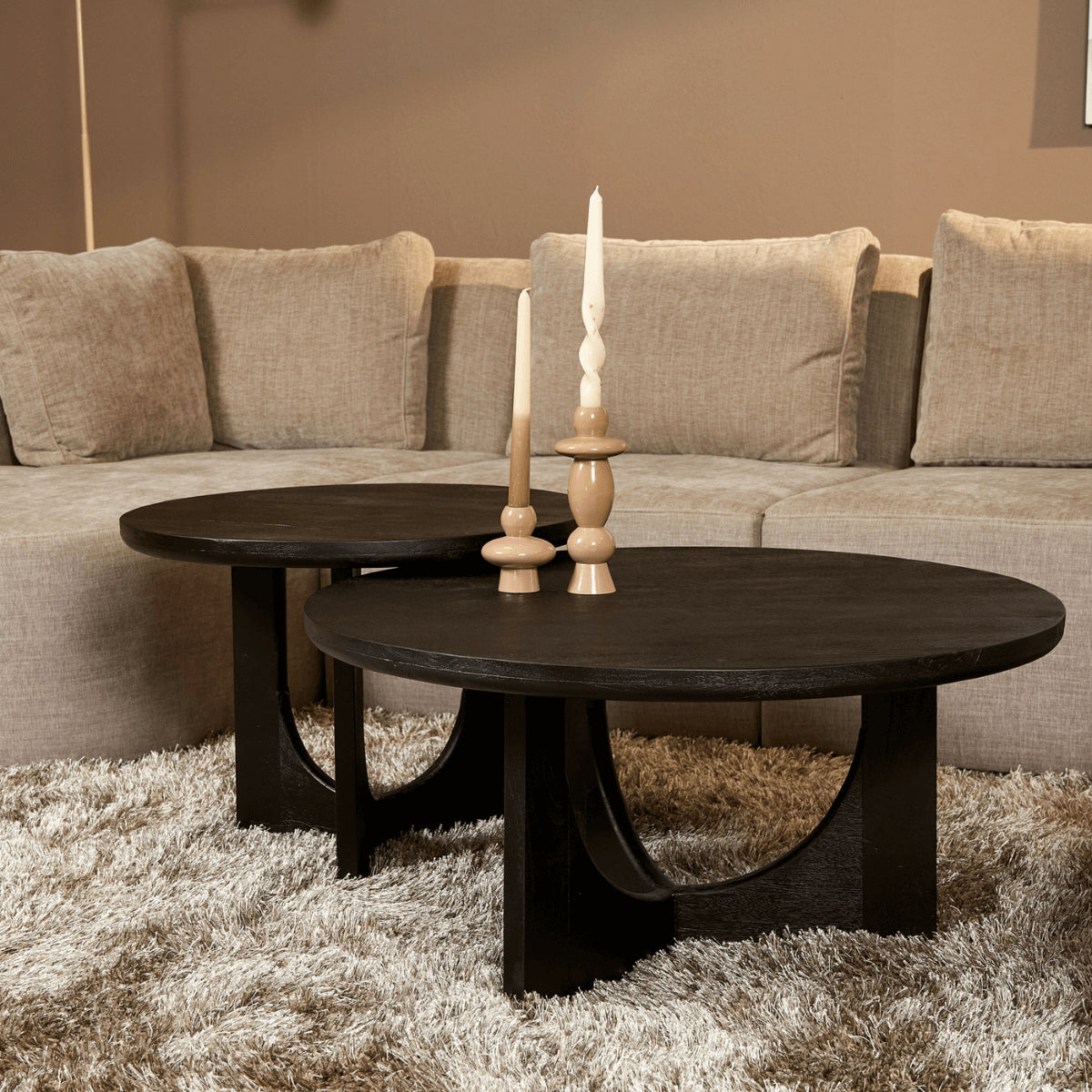 Salontafel Guus van Starfurn met rond zwart blad van mangohout en 80 cm doorsnede