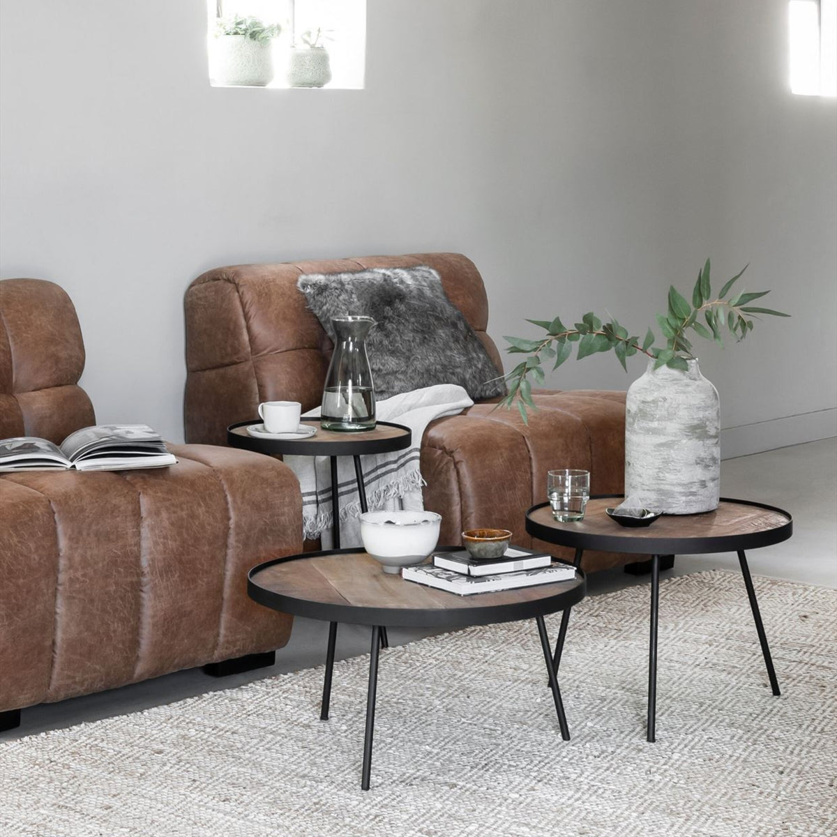 Saturnus salontafel naturel teak in sfeervolle zithoek